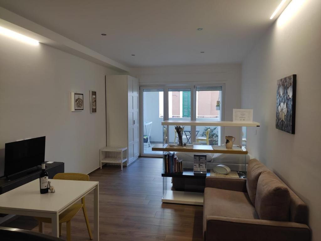 Domus13-With Private Parking Apartment Bari Bagian luar foto