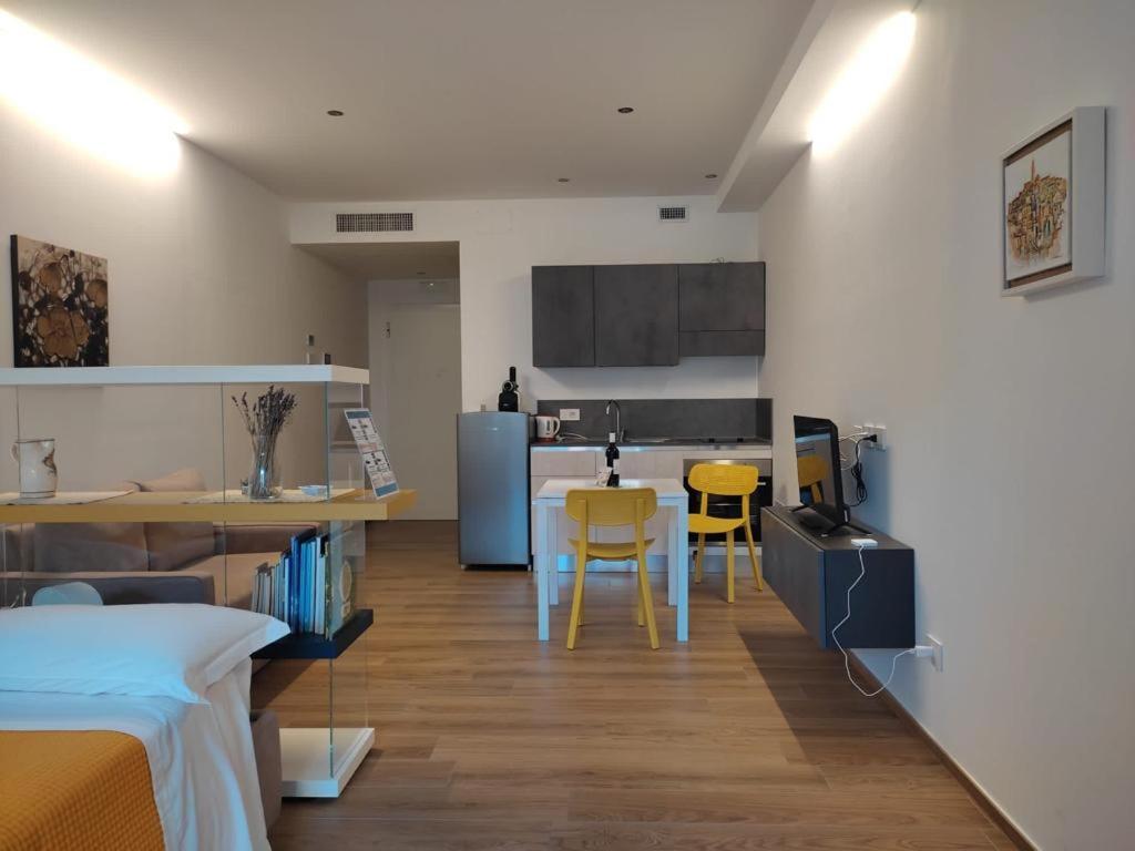 Domus13-With Private Parking Apartment Bari Bagian luar foto