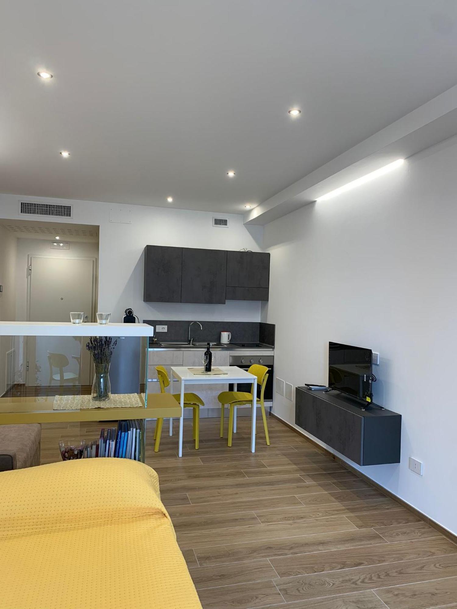 Domus13-With Private Parking Apartment Bari Bagian luar foto